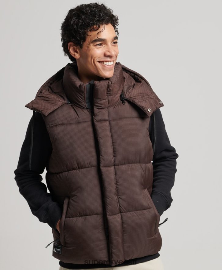 Superdry mehed touchline lühike polsterdatud ümbris B2LT4958 Riietus pruun